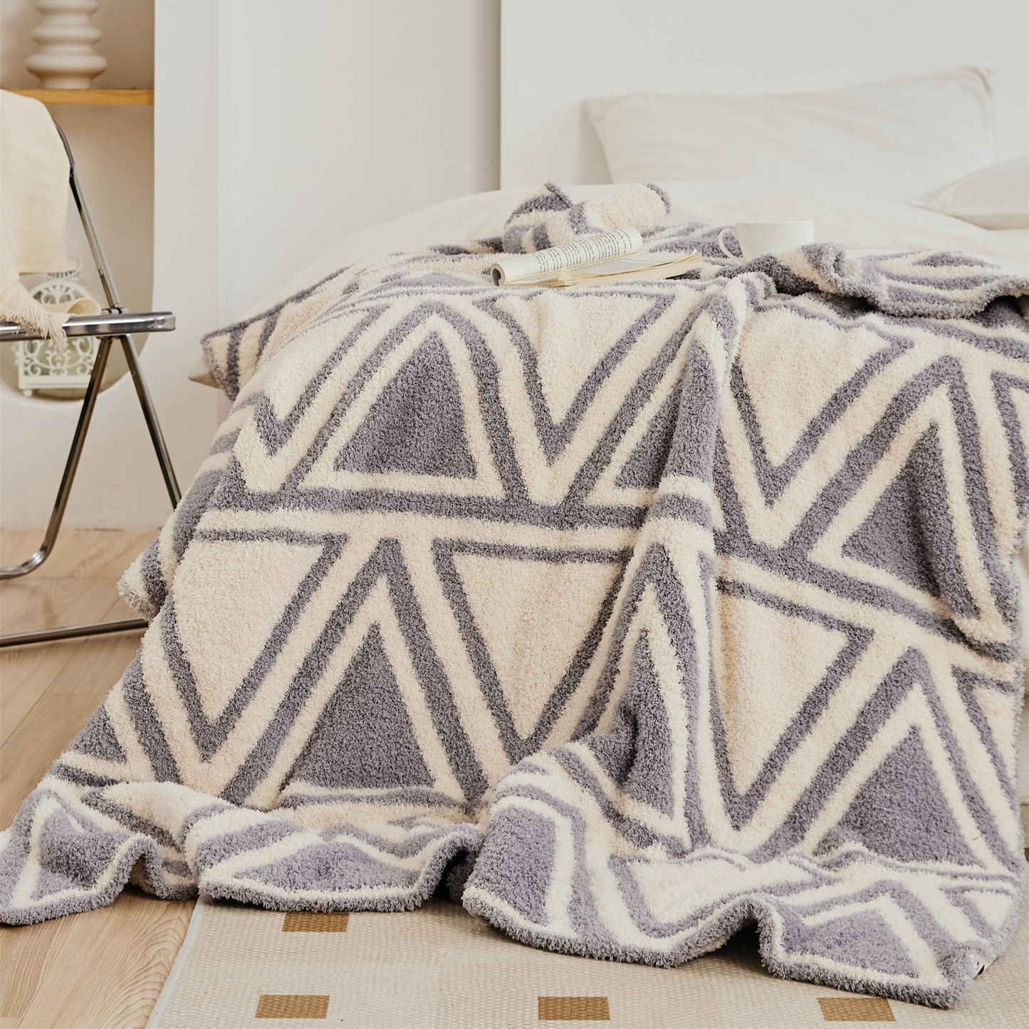 Geometric Triangle Pattern Super Soft Velvet Plush Throw Blanket