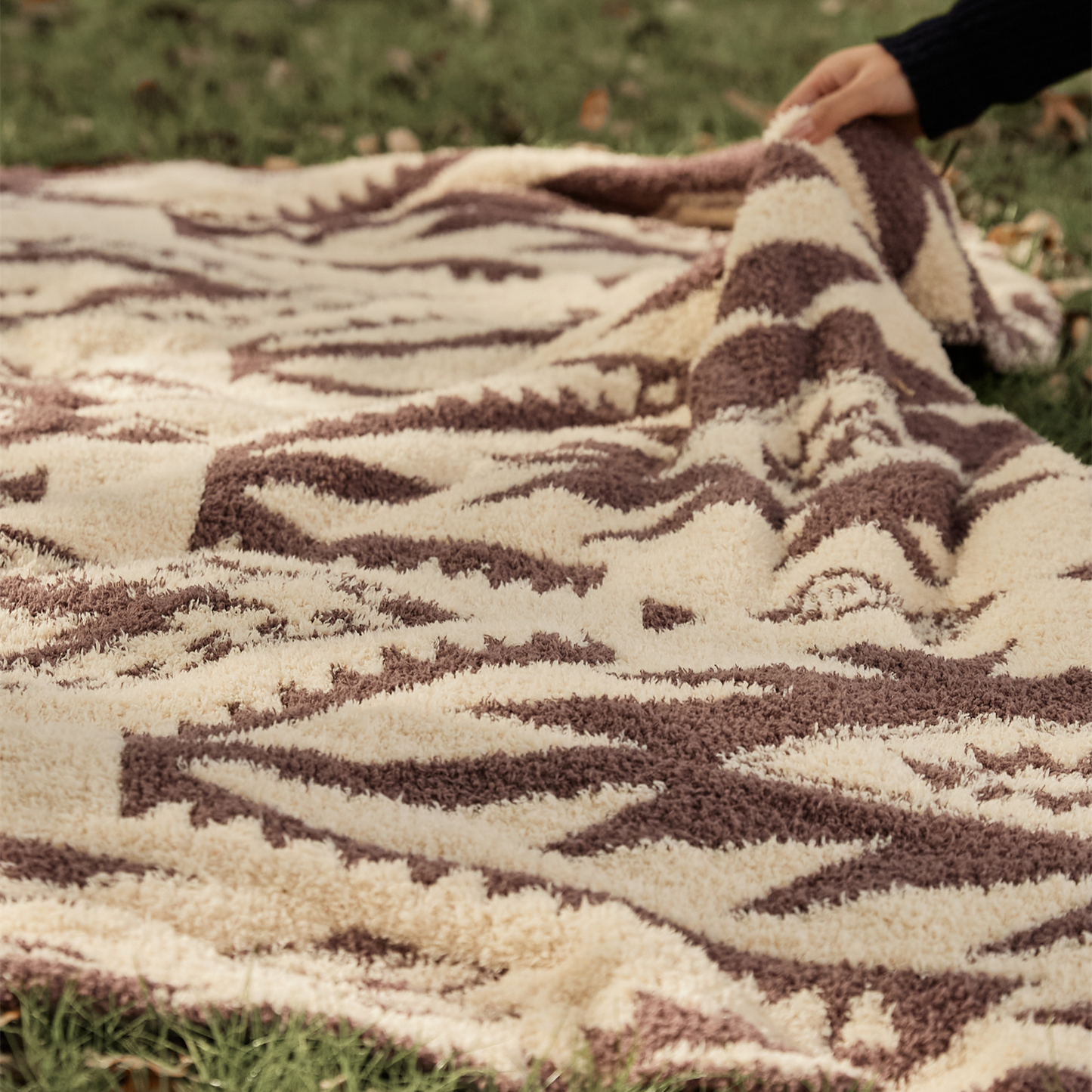 Geometric Pattern Ultra Soft Warm Velvet Holiday Throw Blanket